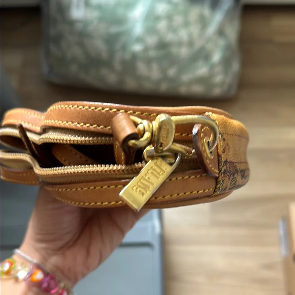 Vintage rare Alviero martini Heart-Shaped Map Print Crossbody Bag - Picture 3 of 9